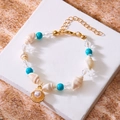Sommerliches Muschelarmband mit türkisfarbenen Perlen, weißer Perle und Goldanhänger - Blau Perle Muschel Armband