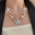 Goudkleurige ketting met witte emaille zeesterren, schelpen, parels en kleurrijke strass - Witte Zeester Ketting