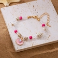 Rosa Perlenarmband mit Muschelanhänger und goldenem Verschluss im maritimen Stil - Rosa Emaille Muschel