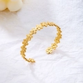 Goldenes offenes Armband mit Blumenmuster in mattem Finish für Strand-Stil Schmuck - Kleiner Blumenstil (BR25Y0160-1)