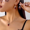 Gothic 3D-Set mit rotem anatomischem Herz, Halskette und Ohrringen an einem Modell - Herz Halskette Ohrring Set (NC25Y0534)