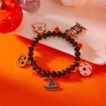 Detalle de pulsera de Halloween con dijes esmaltados de calabaza, fantasma y sombrero - Estilo Calabaza Fantasma (BR25Y0388-3)