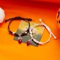 Halloween Armbänder mit roten blutenden Herzanhängern und Sternperlen auf festlichem Dekor - Schwarz & Weiß 2-Teiliges Set / Herz Geflochtenes Armband Set (BR25Y0386)