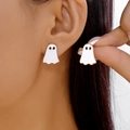 Nahaufnahme der Geister-Ohrstecker aus weißem Emaille und Roségold am Ohrläppchen - Weiße Geist Ohrstecker (ER25Y0133-1)