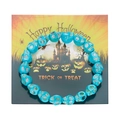 Detalle de pulsera de calaveras azules en resina sobre una tarjeta temática de Halloween - Pulsera Calavera Azul