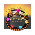 Detalle de pulseras de Halloween con calaveras de resina de colores en tarjeta festiva - Set de Pulseras Calavera Multicolor Negro y Naranja