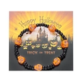 Detalle de pulsera de cuentas de Halloween con calaveras en tarjeta festiva Trick or Treat - Pulsera de Cuentas Negras y Naranjas con Calavera Naranja
