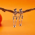 Gothic Skelett Ohrringe mit schwarzen Schleifen an einem Ast auf orangefarbenem Grund - Vintage Silber Skelett Mit Schwarzer Schleife / Vintage Silber Skelett Stil (ER25Y0153-2)