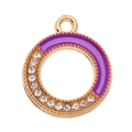Detail eines goldenen Kreisanhaengers mit Strasssteinen und lila Emaille fuer DIY-Schmuck - Lila