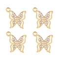 Vue détaillée de quatre pendentifs papillons dorés avec ailes évidées et cristaux - Style Papillon Pavé Strass Doré (px1086-14)