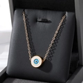 Collana con ciondolo occhio turco dorato con smalto blu su portagioie nero elegante - Bianco