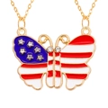 Macro-opname van vlinderhanger met USA-vlagpatroon en glinsterende strassteentjes op ketting - Amerikaanse Vlag Vlinder Magnetisch