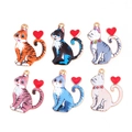 Lot de six pendentifs chat en alliage émaillé avec petit cœur rouge et anneau doré - Style Queue de Cœur