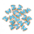 Makroaufnahme blauer Schmetterlingsanhänger aus Emaille mit goldenen Kanten für DIY - Himmelblau (px1143-8)
