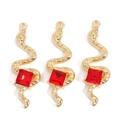 Macro-detail van slangenhangers met gouden schubben en vierkante rode zirkoon - Rode Stijl (px1171-1)
