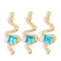 Detail van drie gouden slangenhangers met blauwe zirkonia voor DIY sieraden maken projecten - Hemelsblauwe Stijl (px1171-2)