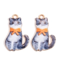Détail de breloques chat tigré avec nœuds orange et anneaux dorés pour bijoux DIY - Chat Tabby Gris Blanc (px1191-4)