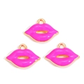 Detailweergave van drie roze emaille lippenhangers met goudlaag voor sieraden maken - Roze Gesloten Lippen Stijl (px1198-4)