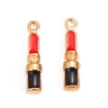 Detailweergave van rode en zwarte emaille lippenstift bedeltjes met goudkleurig cijfer vijf - Zwarte Lippenstift met Nummer Vijf Stijl (px1198-5)
