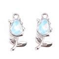 Detailansicht Silberne Tulpenanhänger mit hellblauem Zirkonia-Wassertropfen für DIY Schmuck - Tulpenform (px1207-3)