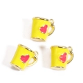 Tre ciondoli a tazza da caffè 3D gialli con cuori rossi per gioielli fai da te - Giallo