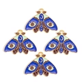 Detailansicht von vier bunten Emaille-Schmetterlingsanhängern mit mystischen Augenmustern - Dunkelblaue Mysteriöses Auge Motte Stil (px1223-7)