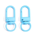 Détail de deux mousquetons pivotants en métal bleu ciel pour porte-clés et sacs - Bleu