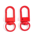 Détail de deux fermoirs mousquetons en métal rouge avec anneau rotatif pour bijoux DIY - Rouge