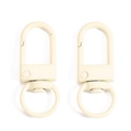 Vue macro de fermoirs mousquetons en métal beige avec finition peinte pour accessoires DIY - Blanc Cassé