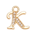 Vue macro d'un pendentif lettre K doré avec cristaux brillants et anneau de suspension - Lettre K