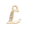 Vue macro du pendentif lettre L en alliage doré avec cinq cristaux blancs incrustés - L
