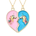 Détail de colliers BFF aimantés en forme de cœur avec licornes et paillettes - Licorne Arc-en-ciel Magnétique