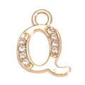 Vue macro du pendentif lettre Q plaqué or avec petits strass pour la création de bijoux - Lettre Q