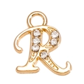 Détail du pendentif lettre R dorée avec six cristaux de zircon brillants et anneau supérieur - Lettre R
