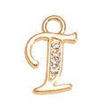 Vue macro d'un pendentif lettre T doré avec strass scintillants alignés verticalement - Lettre T
