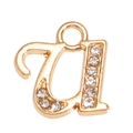 Détail d'un pendentif lettre A minuscule dorée avec des strass brillants incrustés - Lettre U