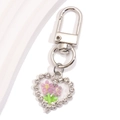 Vue détaillée du porte-clés en forme de cœur avec fleurs roses et strass brillants - Style Tulipe Rose (px1287-7)