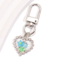 Vue macro du porte-clés cœur en cristal avec tulipes bleues émaillées et argent - Style Pendentif Tulipe Bleue (px1287-8)