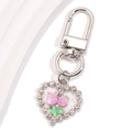 Dettaglio di un portachiavi a cuore con strass di cristallo e fiori di tulipano in resina - Stile Tulipano Rosa Viola (px1287-4)