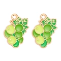 Gedetailleerde macro-opname van twee groene emaille druivenhangers met goudlegering - Groene Druiven Stijl (px1271-13)