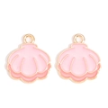 Détail de deux breloques coquillages en émail rose avec base dorée pour création de bijoux - Style Coquille Rose (px1242-10)