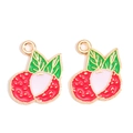 Detailweergave van twee lychee bedeltjes van legering met rood email en goud plating - Rode Lychee Stijl (px1271-10)
