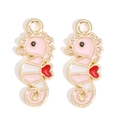 Détail de pendentifs hippocampe en émail rose et métal doré pour la création de bijoux DIY - Style Hippocampe Rose avec Cœur (px1242-13)