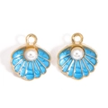 Détail de breloques coquillages en émail bleu ciel avec perle blanche et cadre doré - Coquille Bleue avec Perle Artificielle (px1242-15)