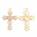 Detailansicht des barocken Goldkreuz-Anhängers mit weißen Perlen und funkelnden Steinen - Barock Perlen Strass Kreuz Stil (px1289-5)