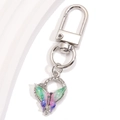 Gros plan du porte-clés papillon en métal argenté avec paillettes dégradées vert et violet - Cadre Rond Papillon Dégradé Vert Rose Violet (px1286-6)