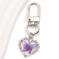 Détail d'un porte-clés cœur avec papillon violet et strass sur fermoir mousqueton argent - Cadre Cœur Papillon Dégradé Violet Bleu (px1286-10)