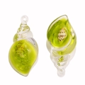 Vue détaillée de deux breloques en résine de coquillage vert avec anneaux de suspension - Style Rempli de Vert Émeraude (px1269-3)