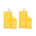 Vue détaillée de pendentifs en résine jaune en forme de chocolat avec relief MILK - Style Chocolat Jaune (px1292-5)