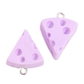 Vue détaillée de pendentifs fromage en résine avec textures réalistes et crochets - Style Fromage Rose-Violet (px1292-20)